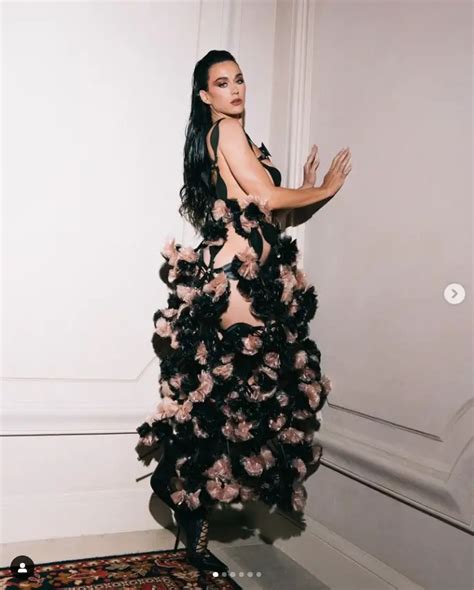 black assbig|Katy Perry flaunts barely.